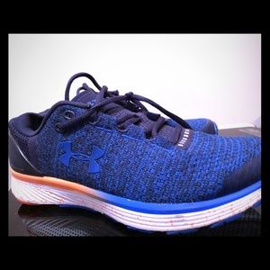 Young Boys Under Amour Sneakers Size 6Y